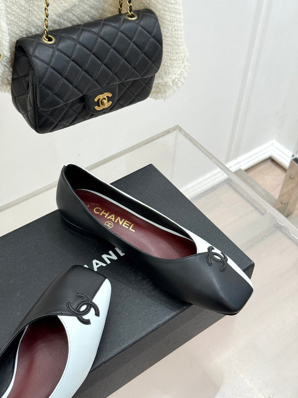 Ballerines plates CC 26S Double C Patchwork Noir Blanc en cuir de vachette 706366