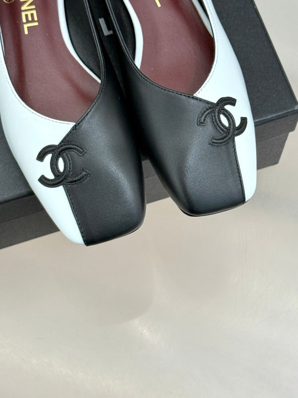 Ballerines plates CC 26S Double C Patchwork Noir Blanc en cuir de vachette 706366