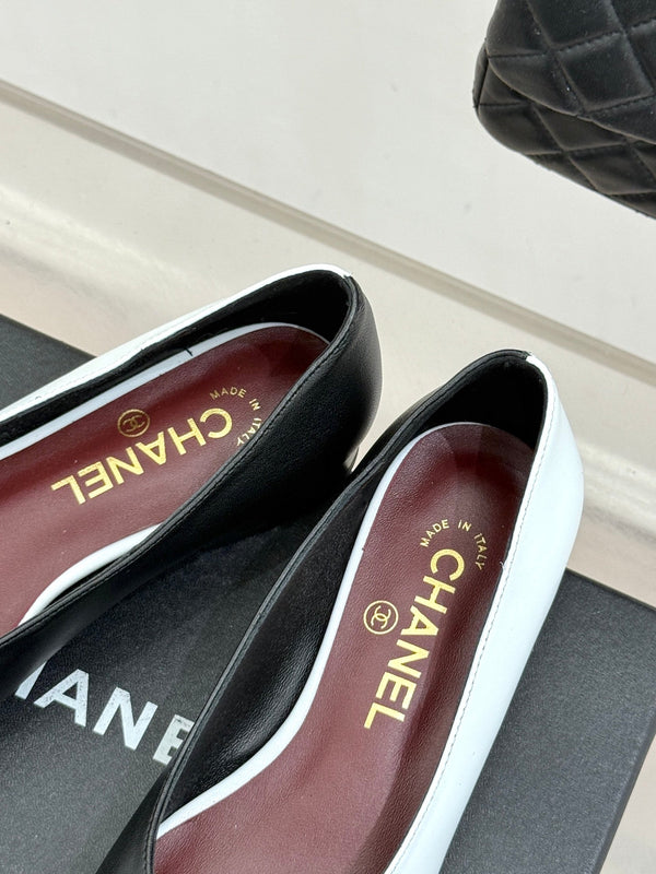 Ballerines plates CC 26S Double C Patchwork Noir Blanc en cuir de vachette 706366