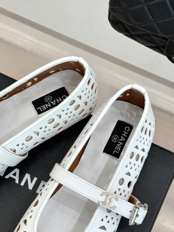 Chaussures plates Mary Jane Chanel 26 Classic Double C perforées blanches en cuir de vachette 717777