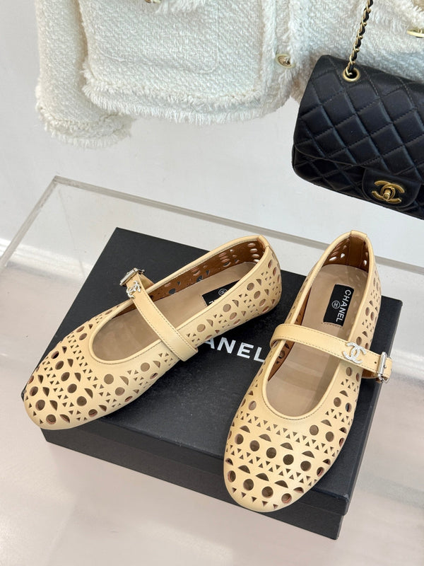 Ballerines Chanel 26 Classic Double C perforées Mary Jane beige en cuir de vachette 717775