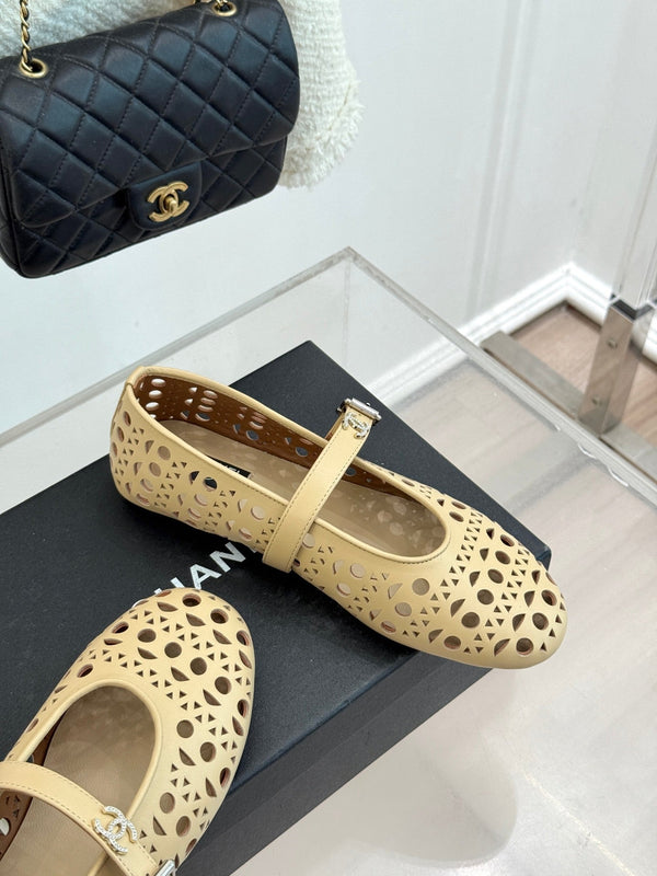 Ballerines Chanel 26 Classic Double C perforées Mary Jane beige en cuir de vachette 717775