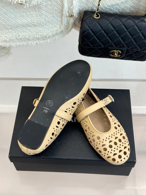 Ballerines Chanel 26 Classic Double C perforées Mary Jane beige en cuir de vachette 717775
