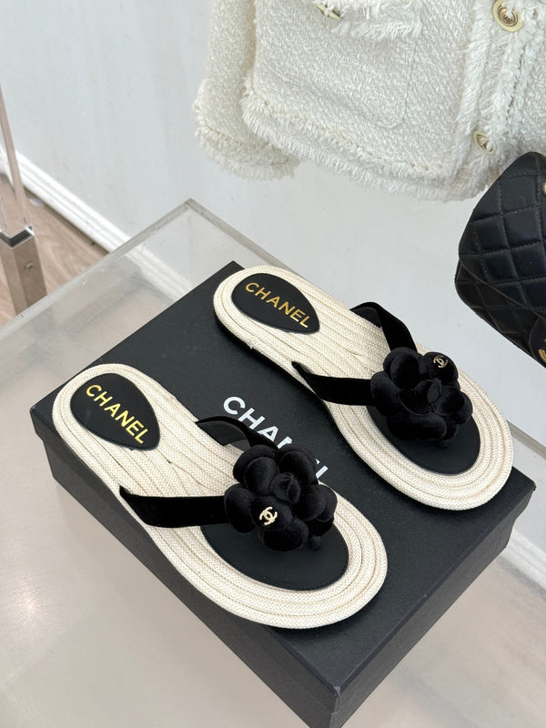 Chanel 26C Tongs à semelle corde Camélia Noir en velours 717718