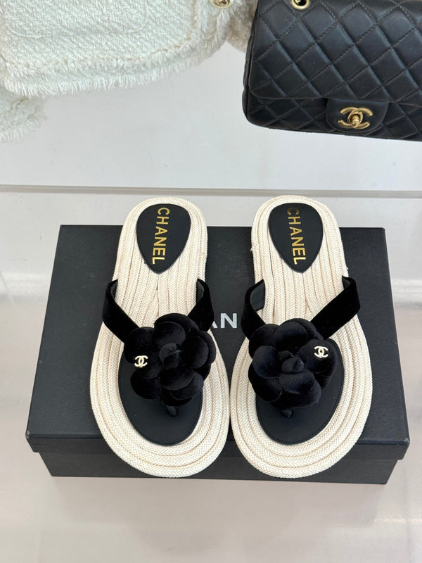 Chanel 26C Tongs à semelle corde Camélia Noir en velours 717718