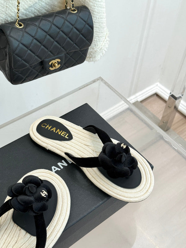 Chanel 26C Tongs à semelle corde Camélia Noir en velours 717718