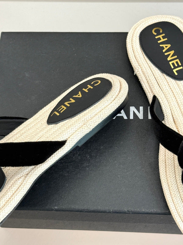 Chanel 26C Tongs à semelle corde Camélia Noir en velours 717718