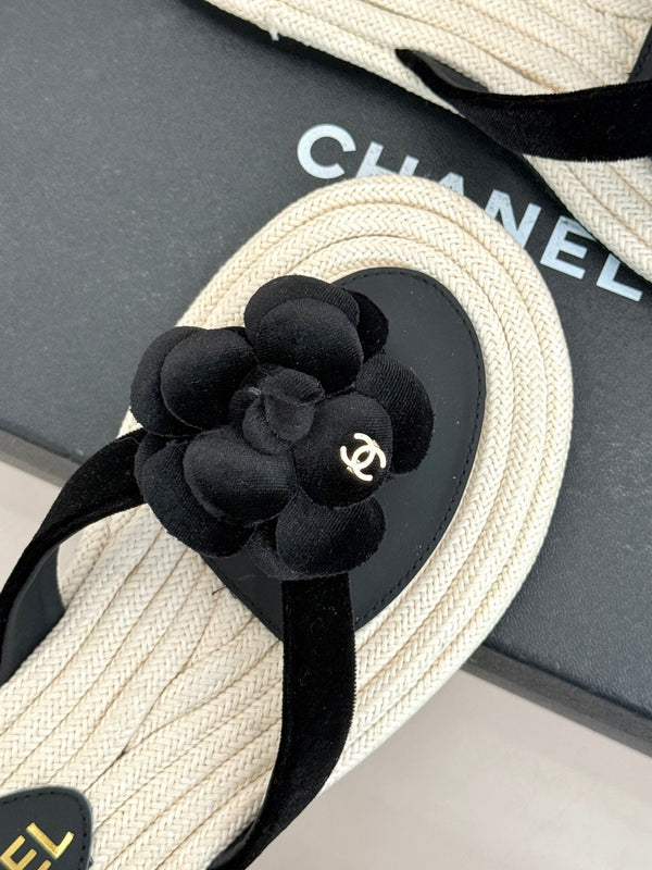Chanel 26C Tongs à semelle corde Camélia Noir en velours 717718