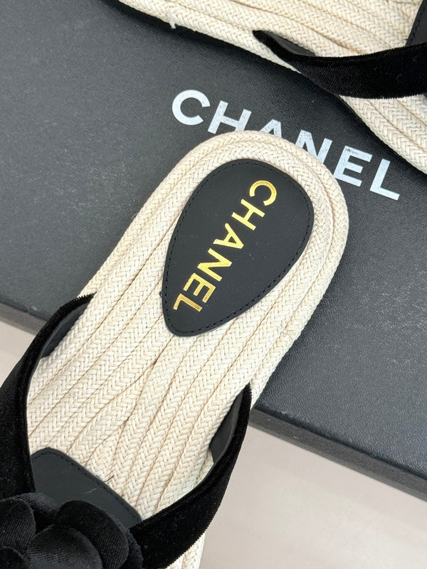 Chanel 26C Tongs à semelle corde Camélia Noir en velours 717718