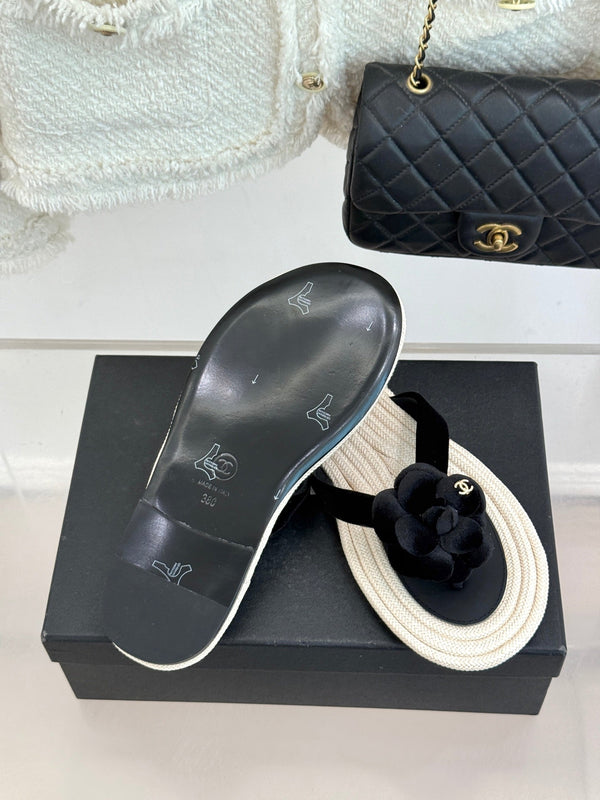 Chanel 26C Tongs à semelle corde Camélia Noir en velours 717718