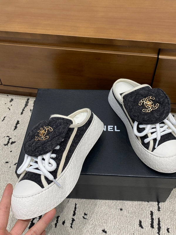 Chanel 26 Mules Décontractées Noir Blanc en Tissu 729327
