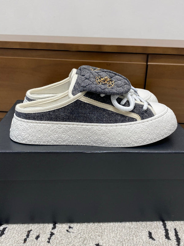 Chanel 26 Mules Décontractées Grises Blanches en Tissu 729325