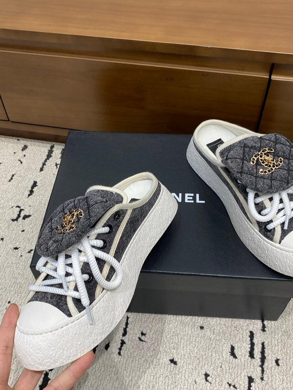 Chanel 26 Mules Décontractées Grises Blanches en Tissu 729325