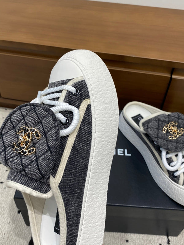 Chanel 26 Mules Décontractées Grises Blanches en Tissu 729325