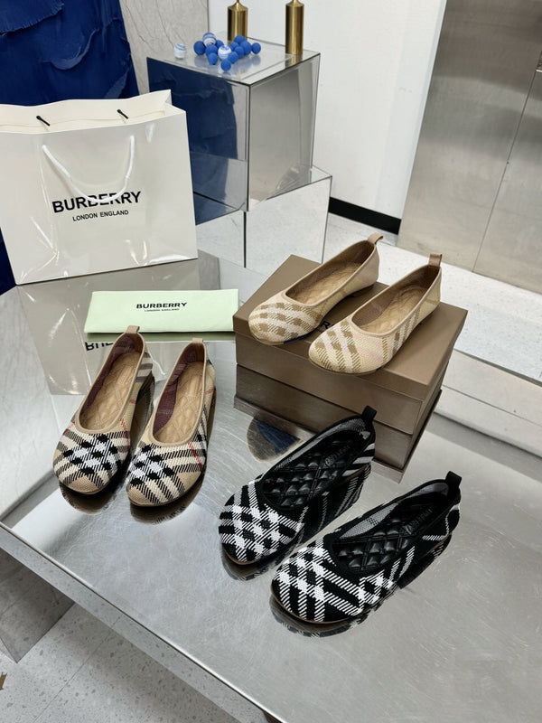 Burberry Classic Check Flats Beige in Fabric 729740