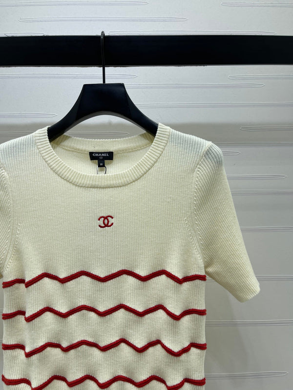 Chanel 2026 Wavy Stripe Knit Short-Sleeve Top Red in Knit Fabric 376036