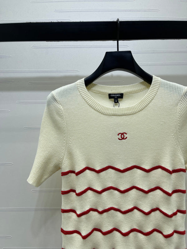 Chanel 2026 Wavy Stripe Knit Short-Sleeve Top Red in Knit Fabric 376036