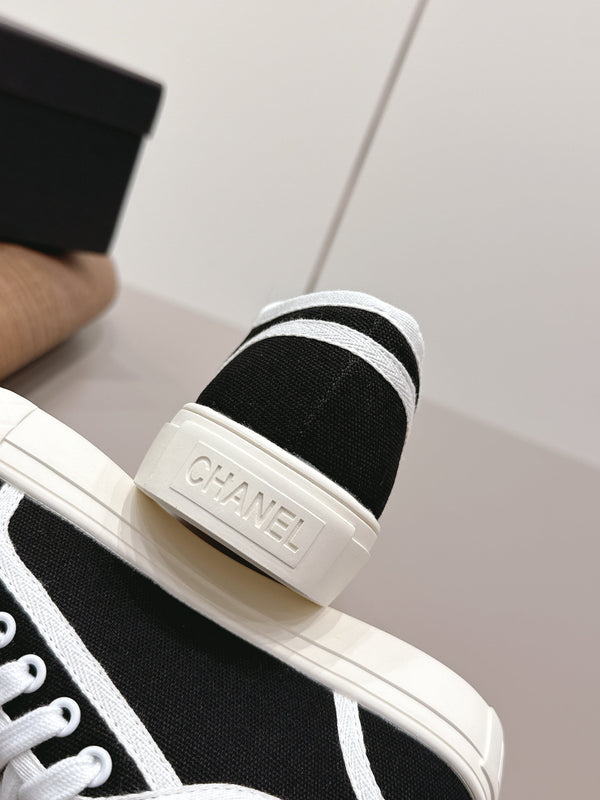 Chanel 26 Round Toe Color Block Black White in Canvas 739431