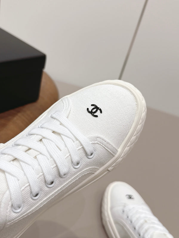 Chanel 26 Round Toe Color Block White in Canvas 739430