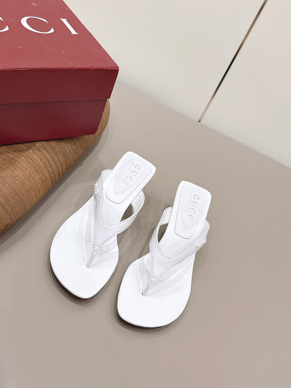 Gucci 26 Round Toe Flip-Flops 60 White in Sheepskin 739372