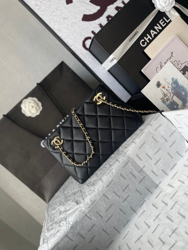 Sac cabas Chanel 26 petit modèle 24.5 noir en agneau