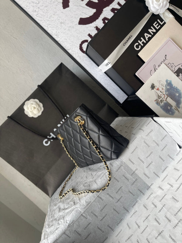 Sac cabas Chanel 26 petit modèle 24.5 noir en agneau
