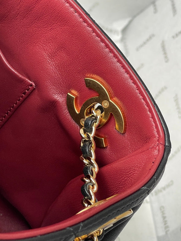 Sac cabas Chanel 26 petit modèle 24.5 noir en agneau