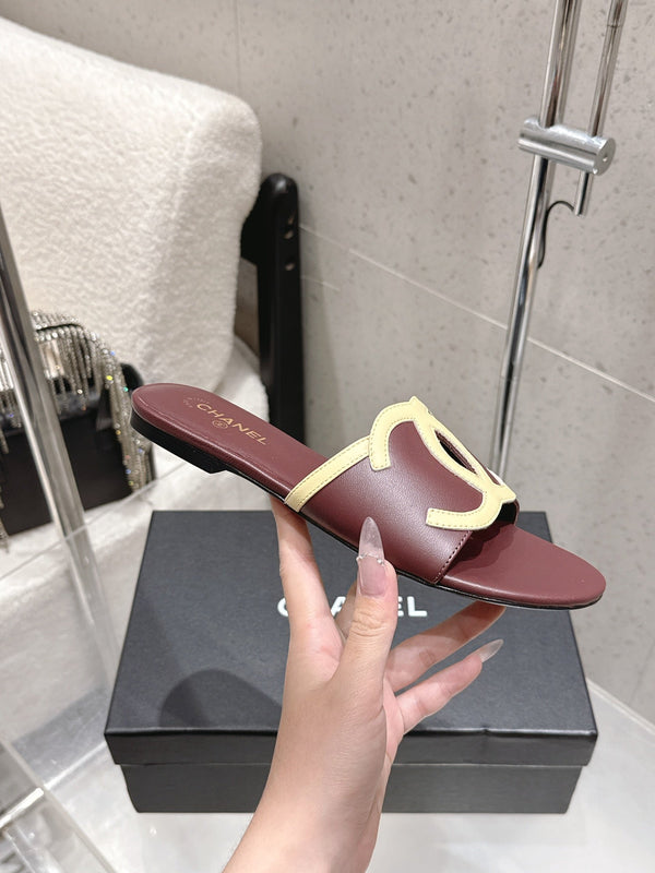 Sandales plates Chanel Double C bordeaux en agneau 740707