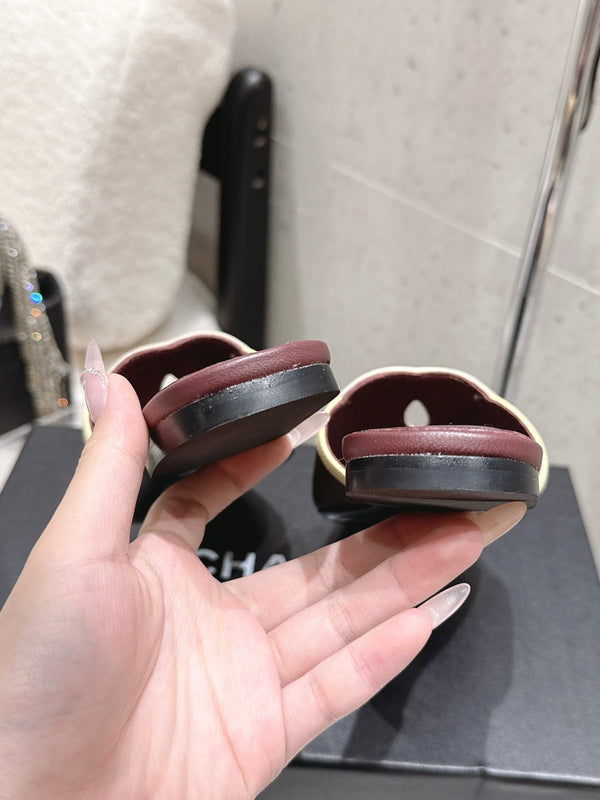 Sandales plates Chanel Double C bordeaux en agneau 740707
