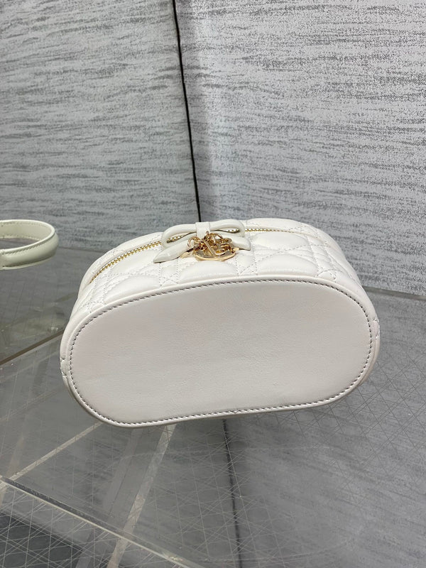 CD Bow-embellished Cosmetic Bag 17.5 White in Lambskin 286420