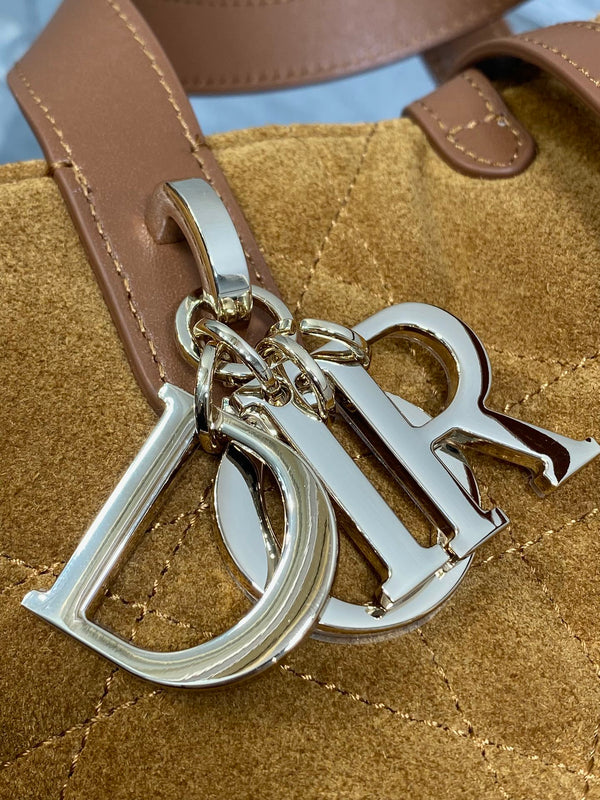 Sac CD Toujours Vertical 18 cm marron en suède 286495