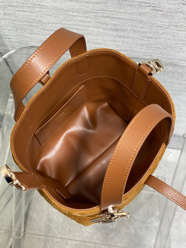 Sac CD Toujours Vertical 18 cm marron en suède 286495