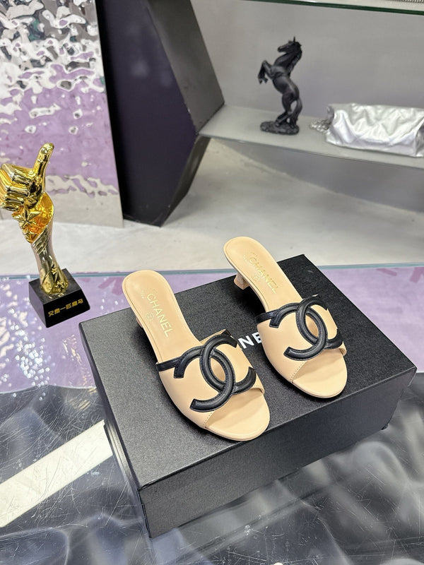 Sandales à talon chaton 25 mm CC Double C Logo beige en cuir 757853
