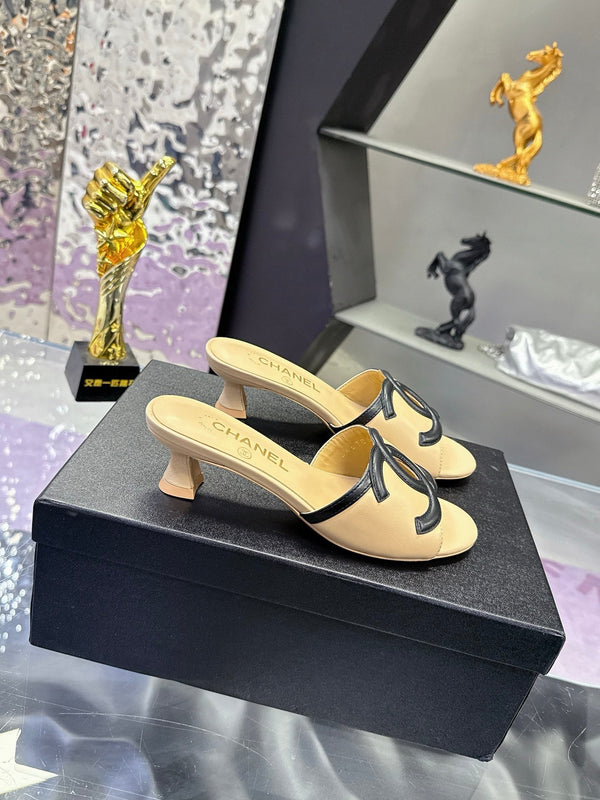 Sandales à talon chaton 25 mm CC Double C Logo beige en cuir 757853