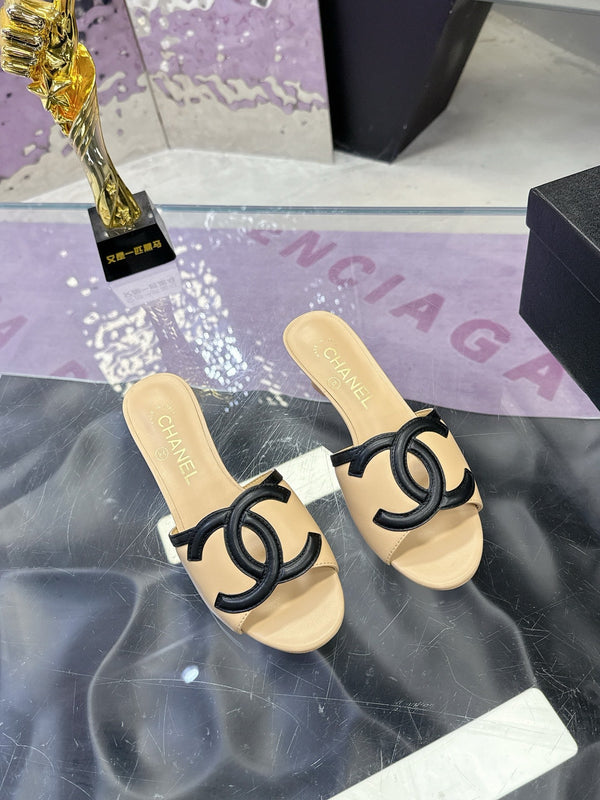 Sandales à talon chaton 25 mm CC Double C Logo beige en cuir 757853