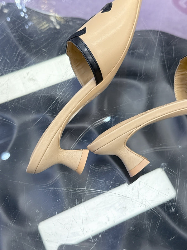 Sandales à talon chaton 25 mm CC Double C Logo beige en cuir 757853