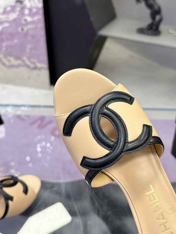 Sandales à talon chaton 25 mm CC Double C Logo beige en cuir 757853