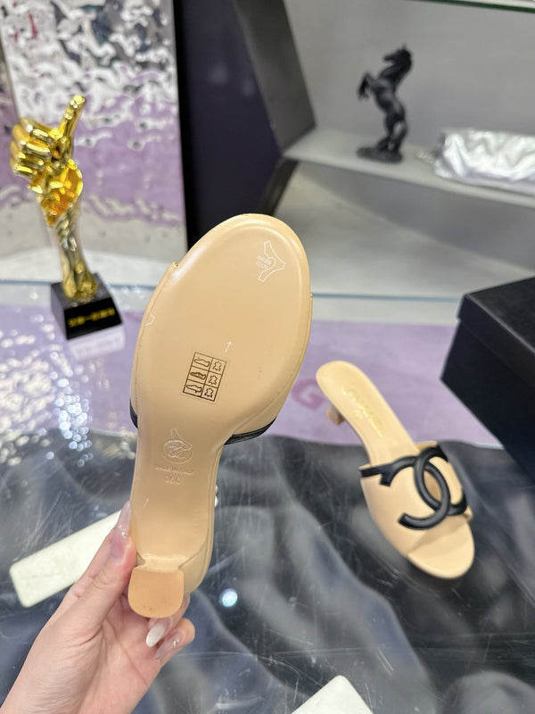 Sandales à talon chaton 25 mm CC Double C Logo beige en cuir 757853