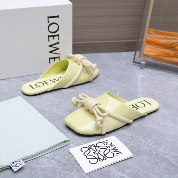 Loew 26 Knotted Closed-Toe Flat Mules Green Pastel in Lambskin 759433