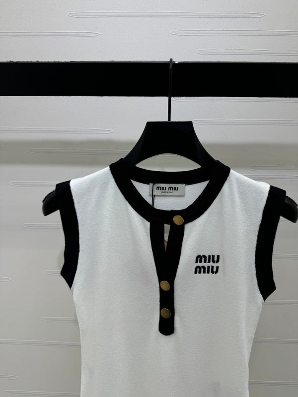Miu 26 Crew Neck Vest White in Wool 382107