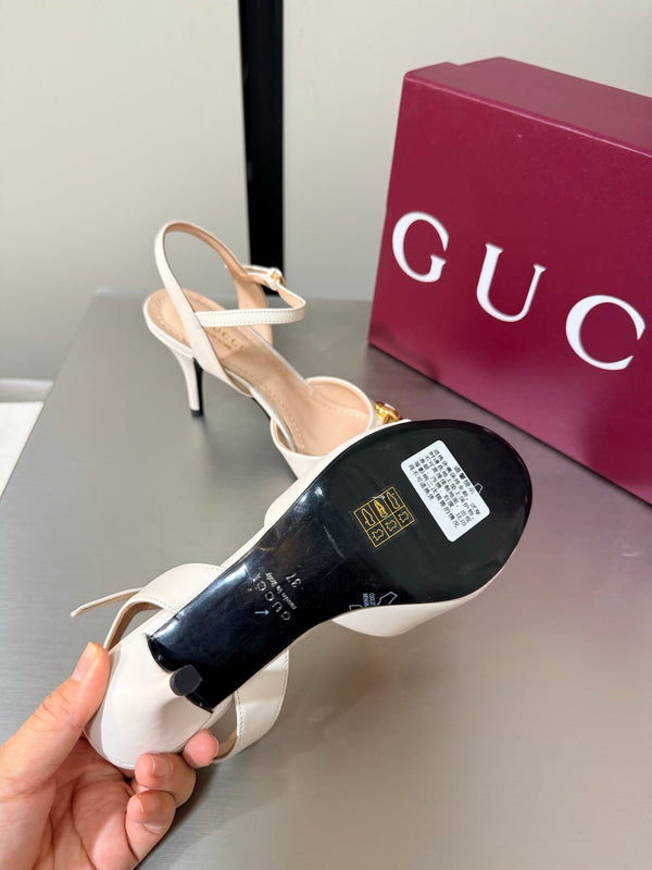 GG Buckle Stiletto Round Toe Heel Height 85mm White in Calfskin 784465