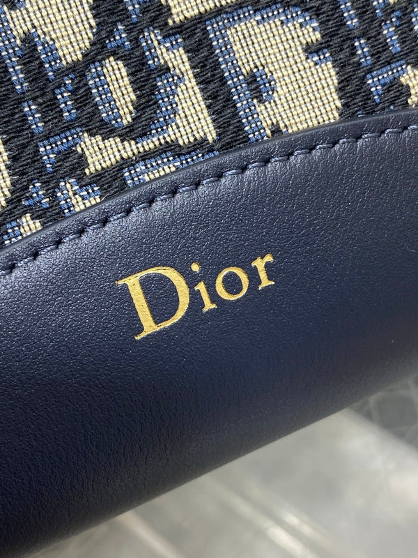 Sac seau CD Médaillon 26,5cm bleu marine en cuir de vachette 155530