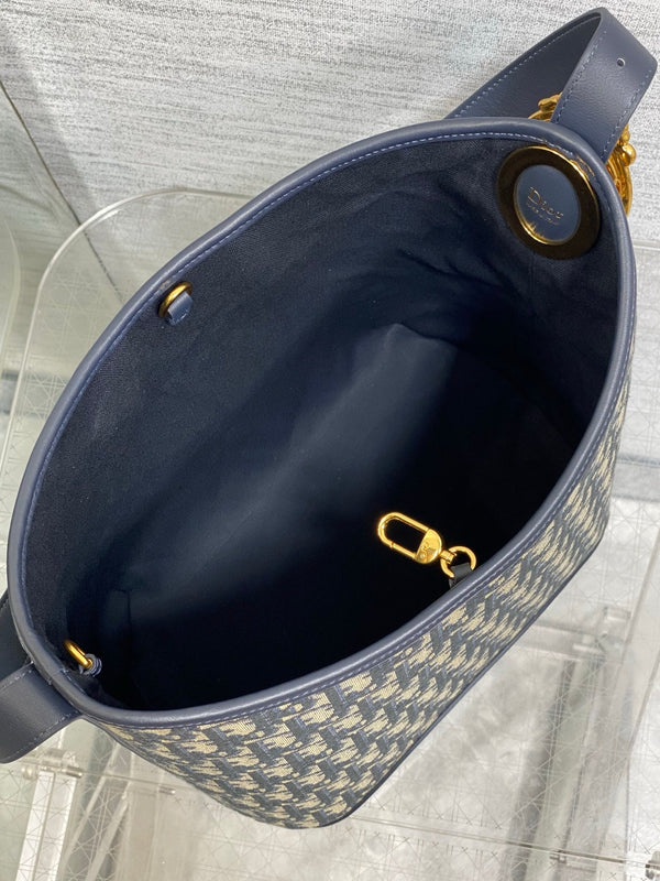Sac seau CD Médaillon 26,5cm bleu marine en cuir de vachette 155530