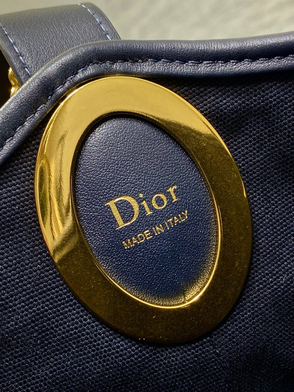 Sac seau CD Médaillon 26,5cm bleu marine en cuir de vachette 155530