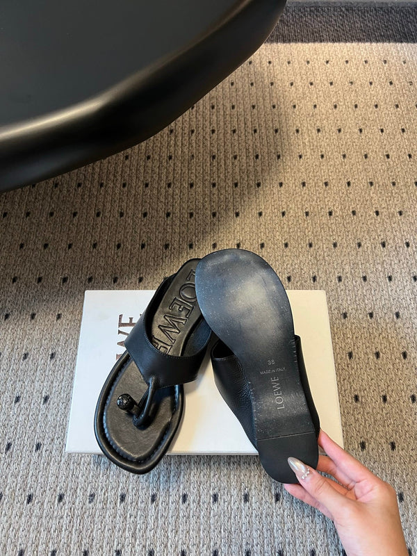 Loew 26 Flip-Flops Black in Cowhide 803536