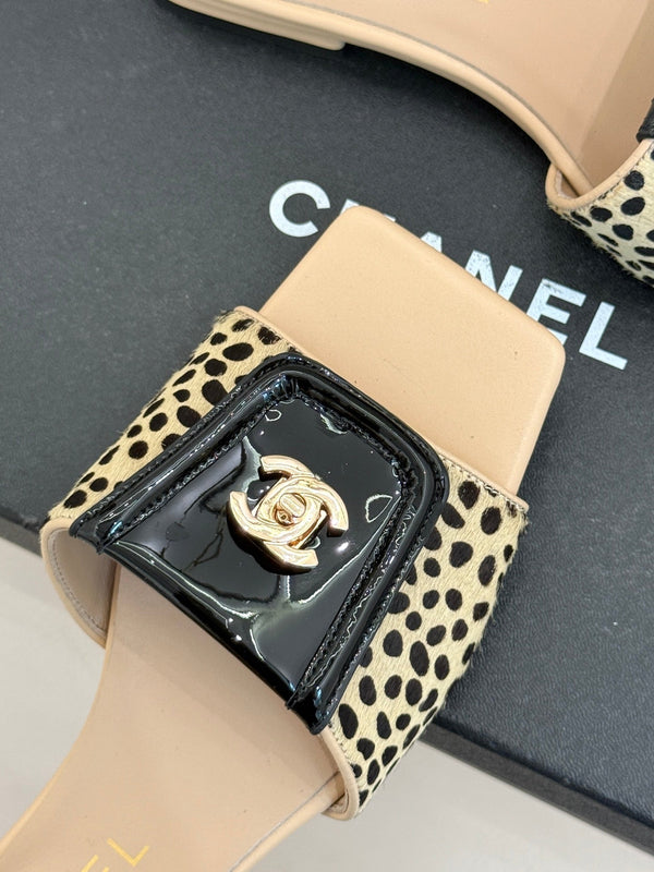 CC 26 Buckle Square Toe Slippers Biege in Horse hair 803184