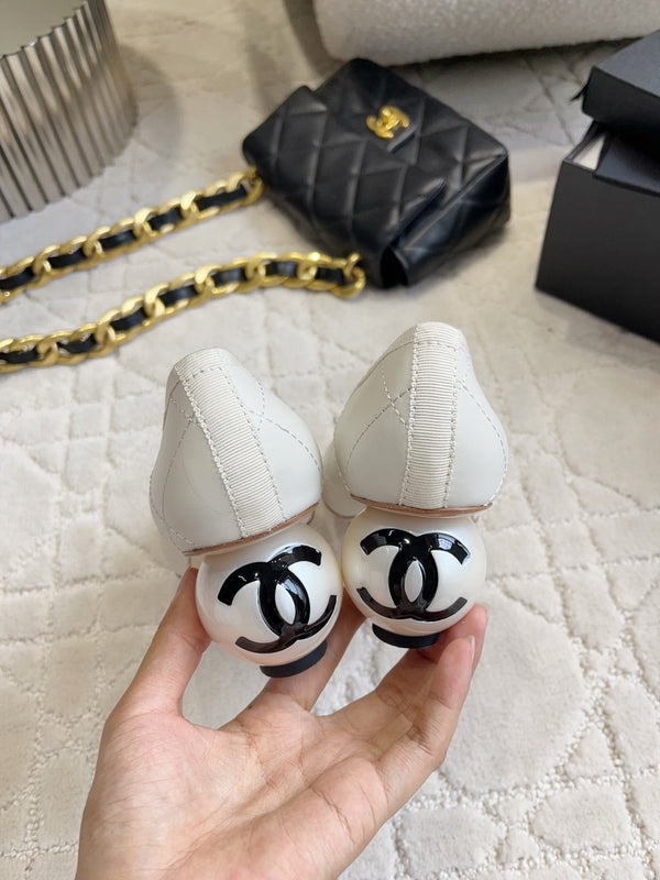 CC 26 Pump with Pearl Heels 65mm White in Cowhide 808020
