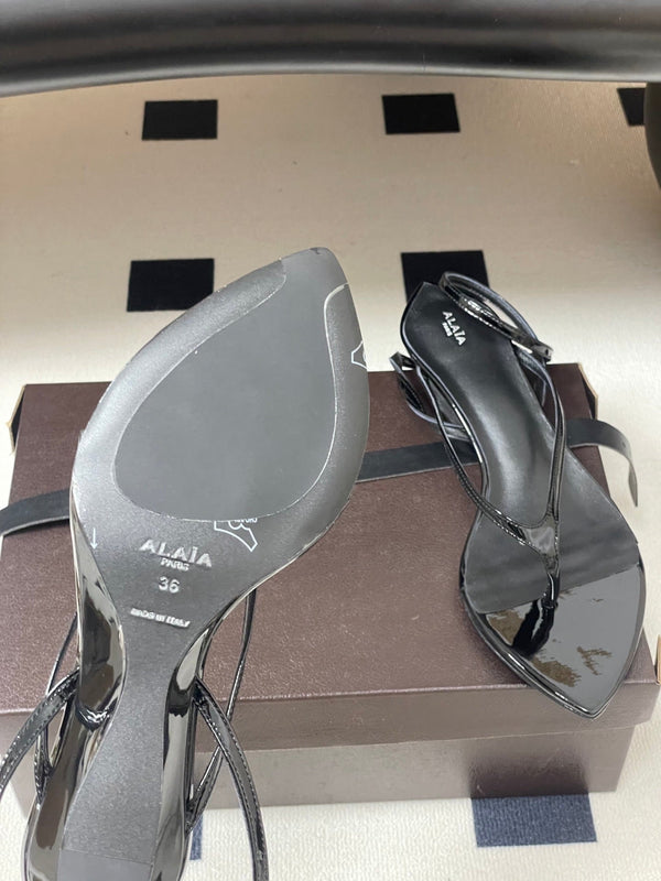 Alaia Thong Sandals Black 3cm Patent Leather 835291
