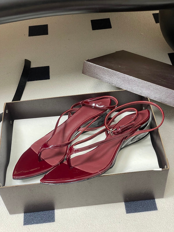 Alaia Thong Sandals Burgundy 3cm Patent Leather 835290