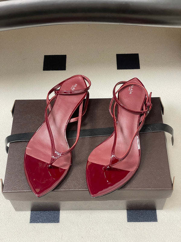 Alaia Thong Sandals Burgundy 3cm Patent Leather 835290